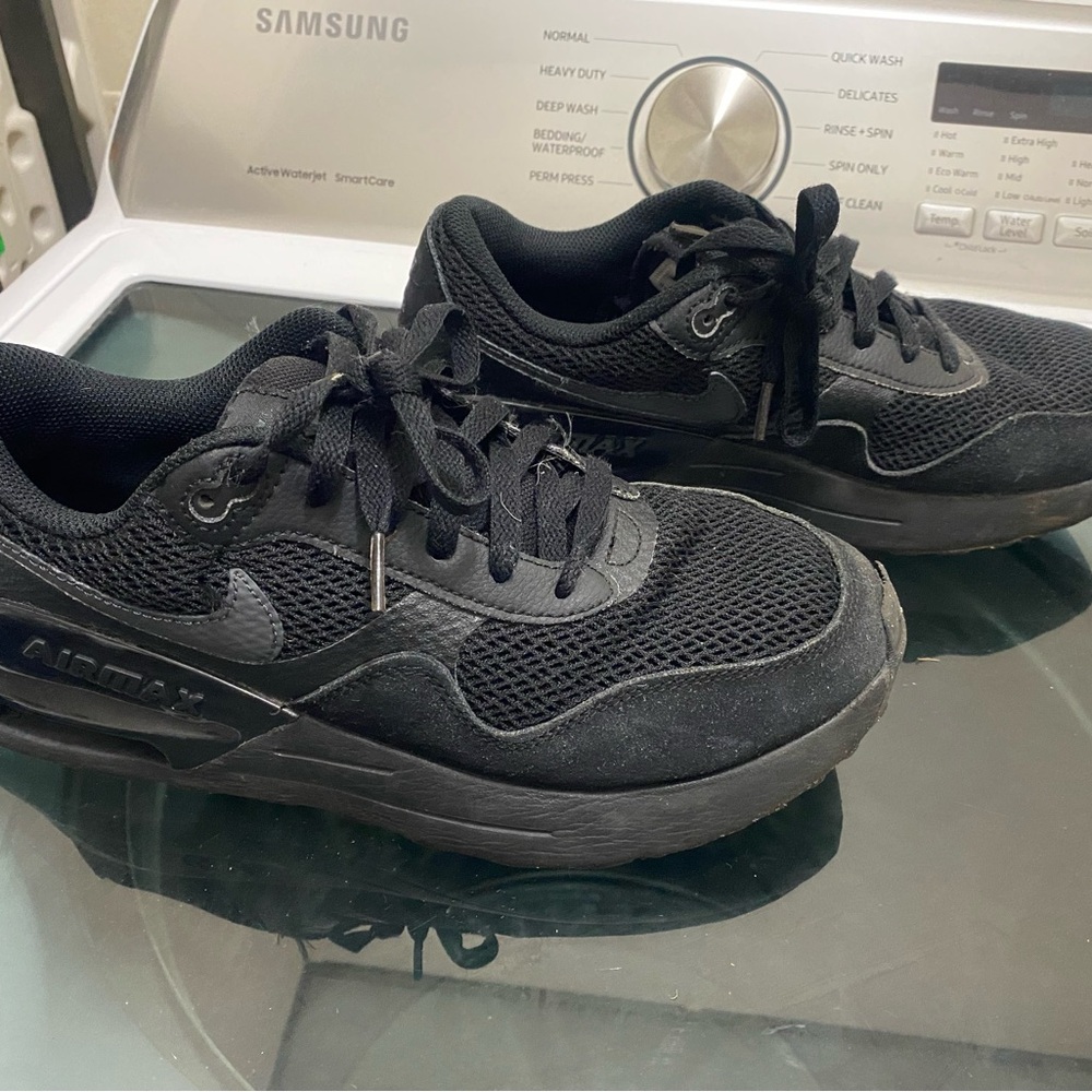 Nike Men's Black Mesh & Suede Sneakers